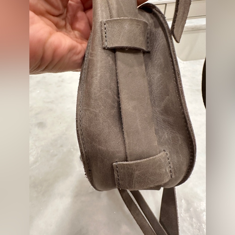 Ona Villier Leather Crossover Bag in Grey with fine Metallic painted strokes - Picture 6 of 8